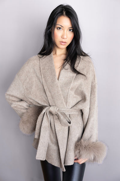 Veste Ellora taupe – Silhouette fluide, ceinture élégante & poignets en fourrure