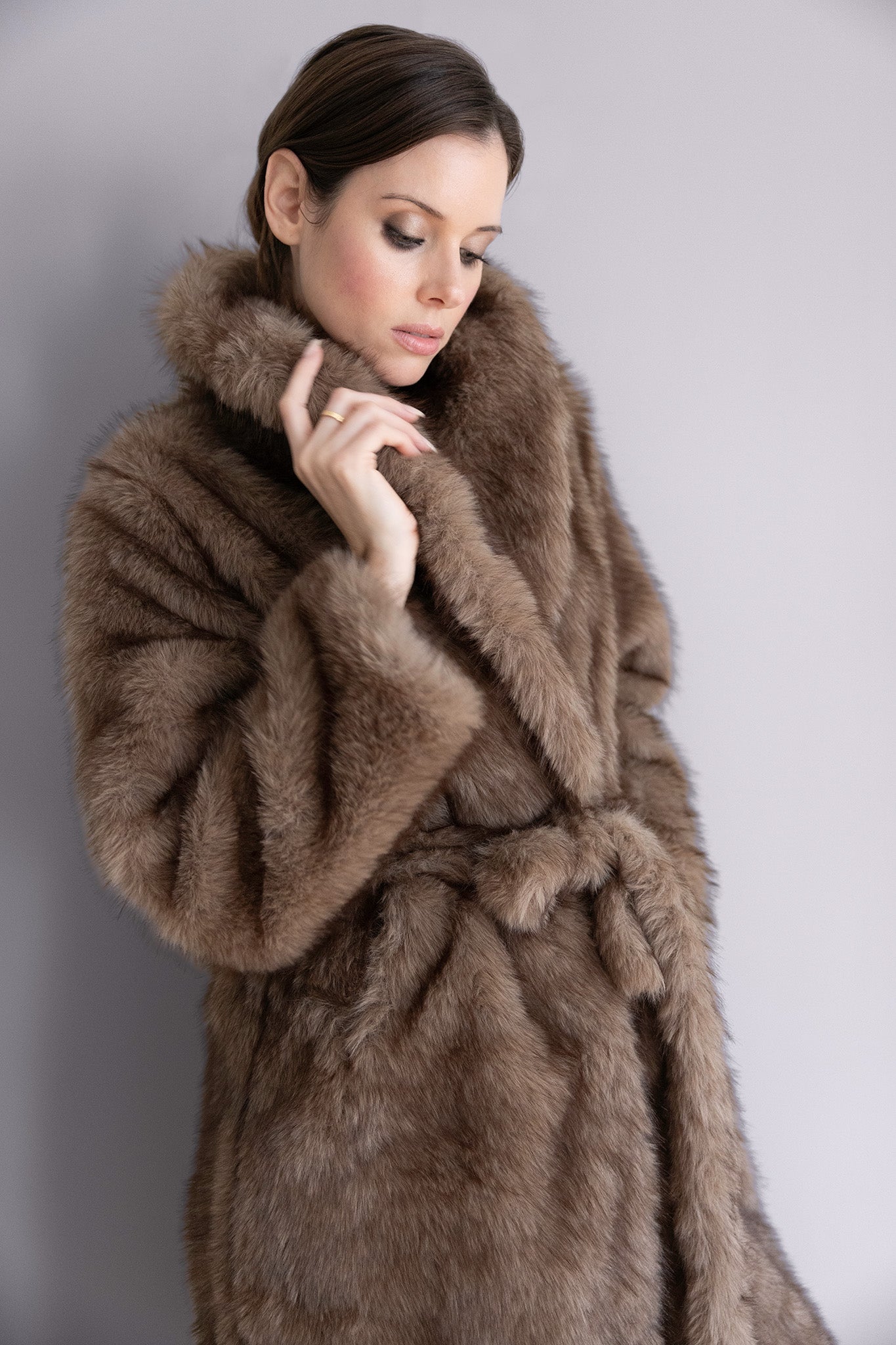 Manteau Alina en Fourrure Marron – Long Manteau Ceinturé, Élégance Hiver
