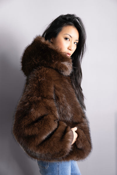 Veste Alba en fourrure brun – Volume oversize, capuche enveloppante & allure hivernale sophistiquée