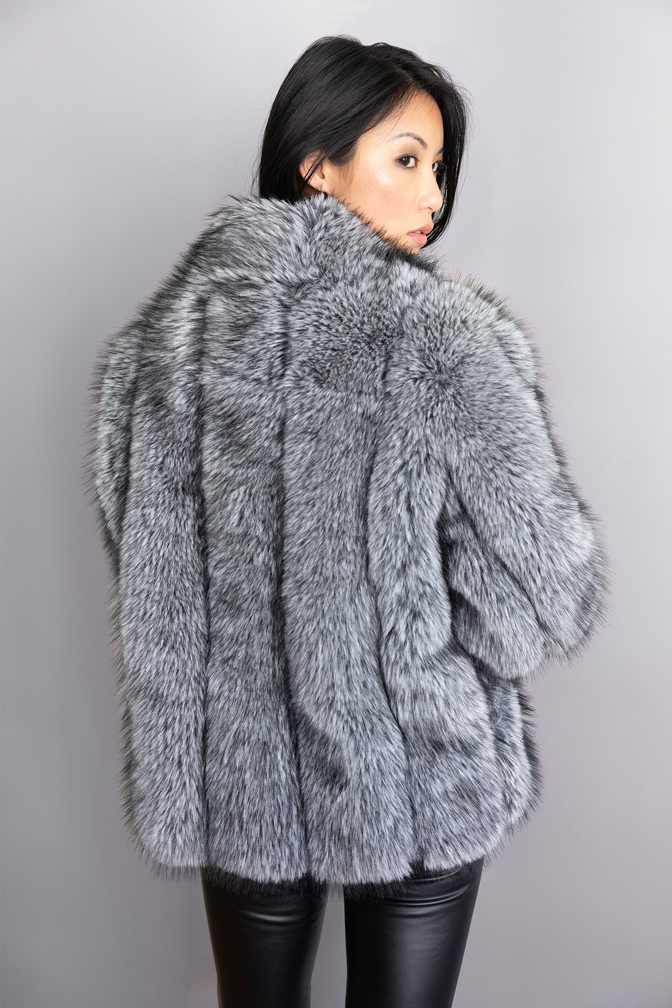 Veste en fourrure grise oversize – Modèle Bianca, silhouette moderne et volumineuse