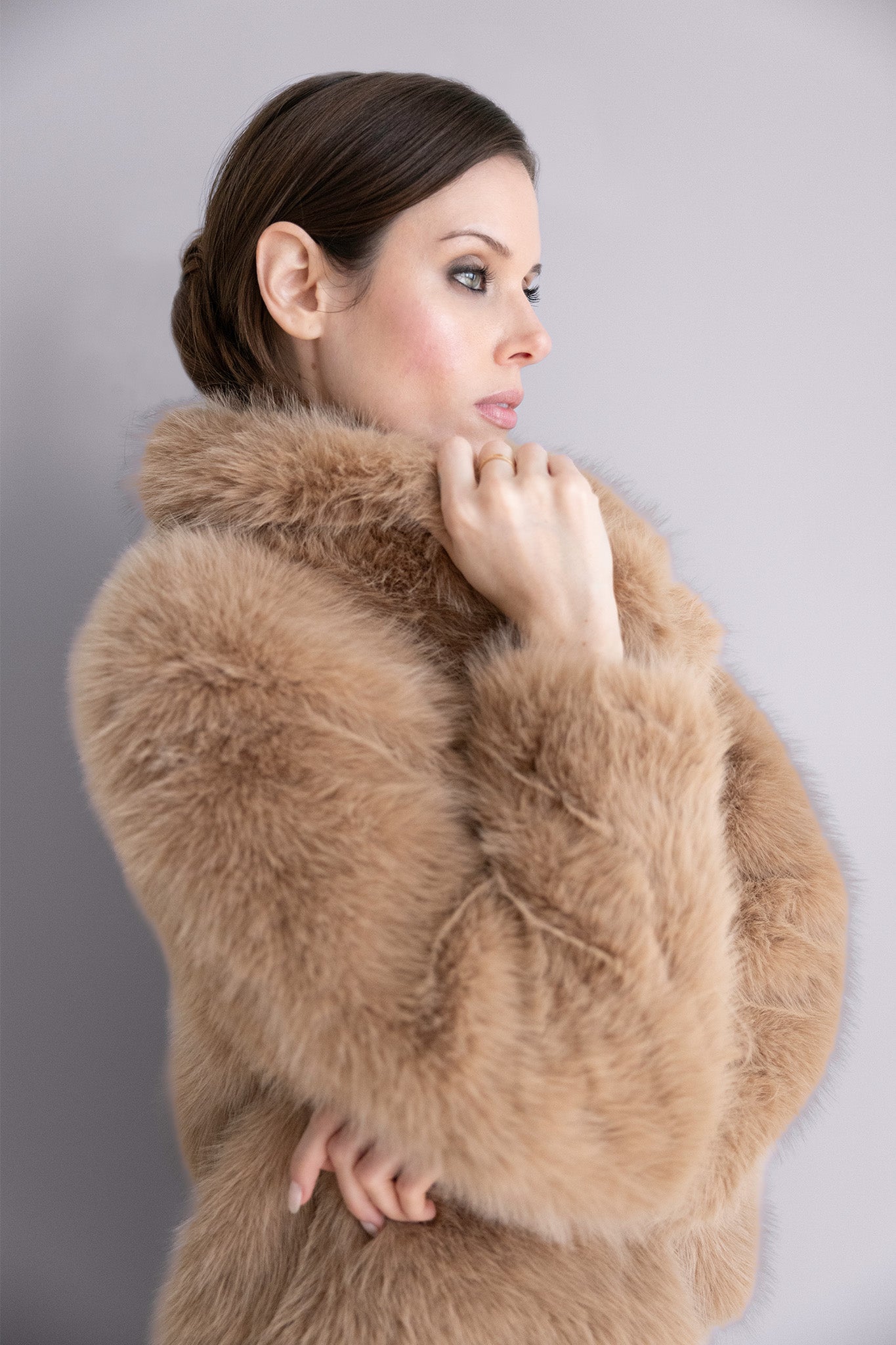 Veste Ava camel en fourrure – Volume doux, col protecteur & allure sophistiquée