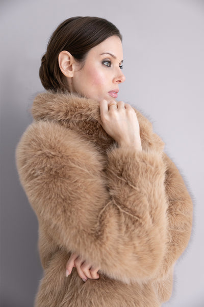 Veste Ava camel en fourrure – Volume doux, col protecteur & allure sophistiquée