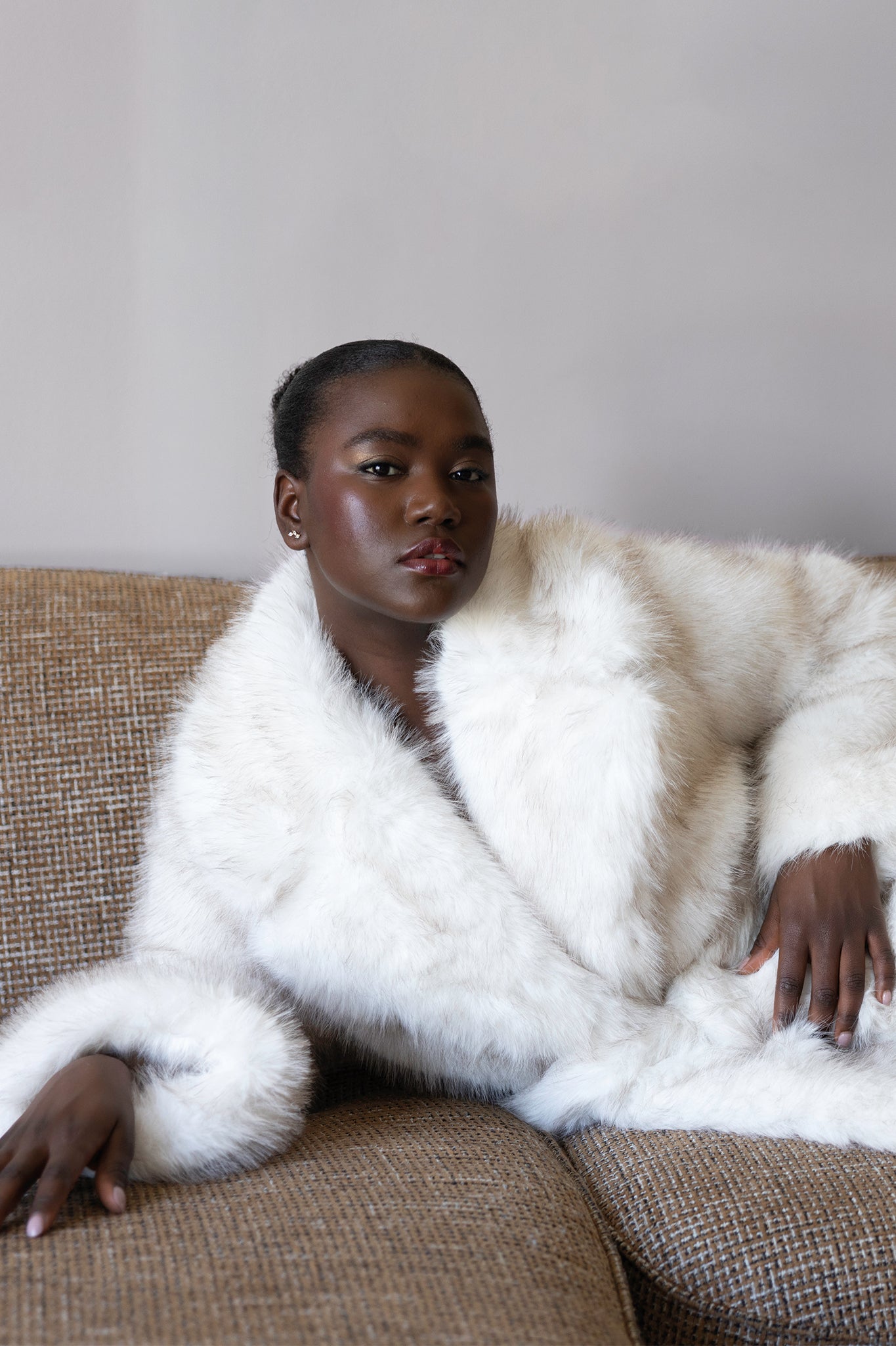 Manteau en fourrure ivoire long – Modèle Lila, silhouette structurée et élégante