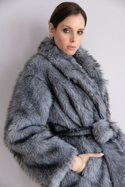 Veste Léa en fourrure grise – Silhouette ceinturée, élégance contemporaine