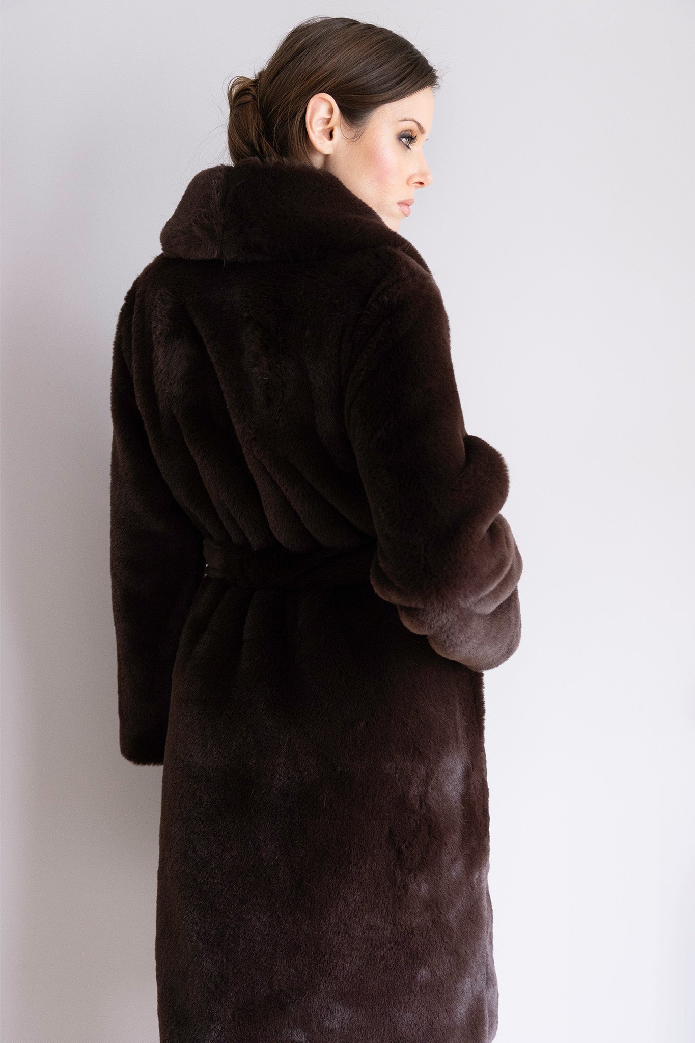 Manteau Kira en fourrure brun intense – Silhouette ceinturée, capuche généreuse & allure sophistiquée