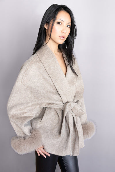 Veste Ellora taupe – Silhouette fluide, ceinture élégante & poignets en fourrure