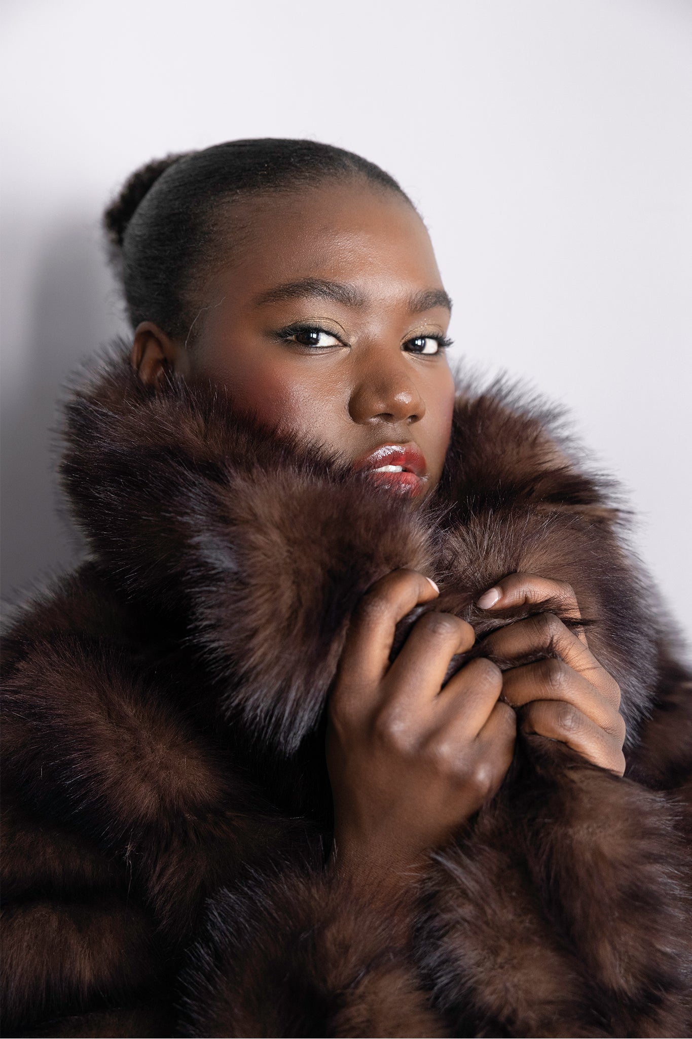 Manteau en fourrure brun court – Modèle Ornella, silhouette moderne et raffinée