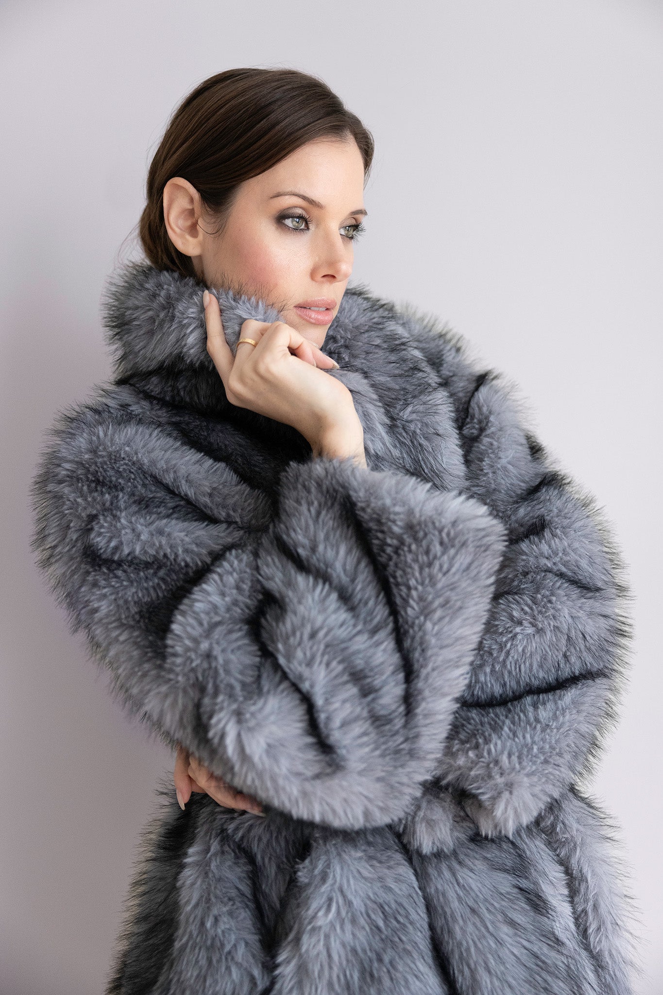 Veste Léa en fourrure grise – Silhouette ceinturée, élégance contemporaine