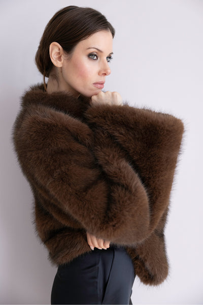 Veste Chloé en fourrure marron – Silhouette souple, manches larges & allure raffinée