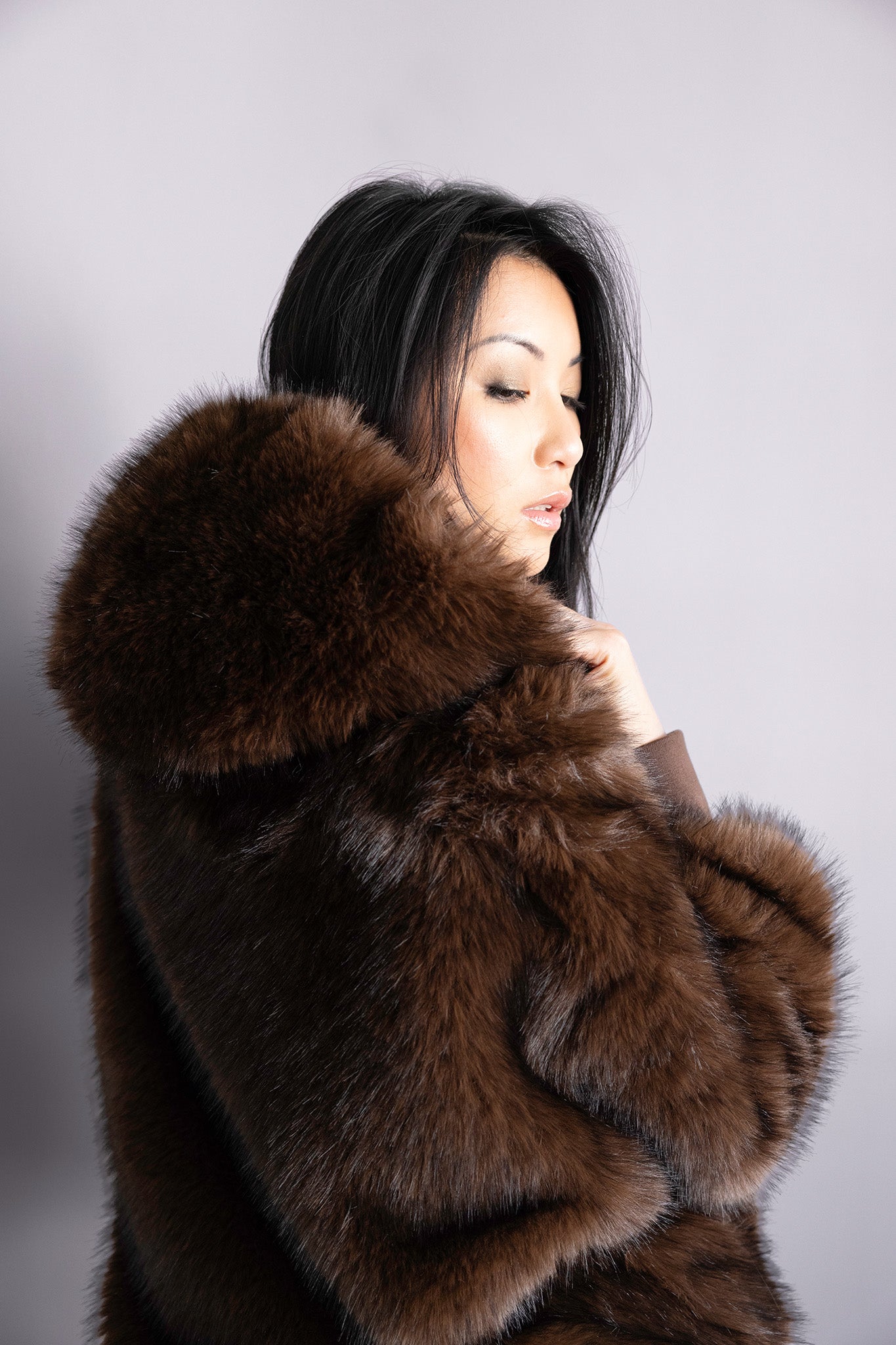Veste Alba en fourrure brun – Volume oversize, capuche enveloppante & allure hivernale sophistiquée