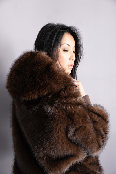Veste Alba en fourrure brun – Volume oversize, capuche enveloppante & allure hivernale sophistiquée