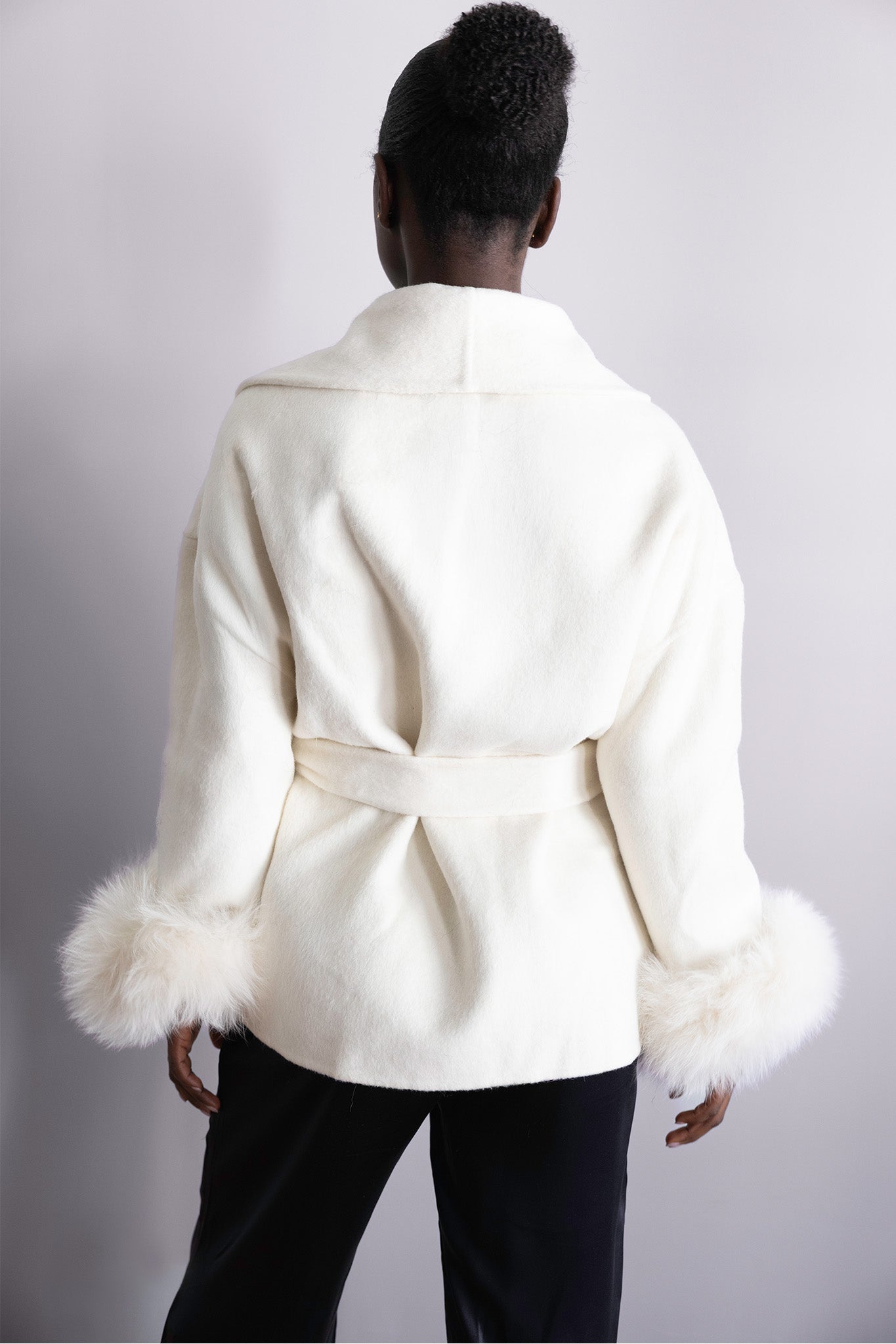 Veste ivoire ceinturée – Modèle Iris, coupe élégante et détails en fourrure