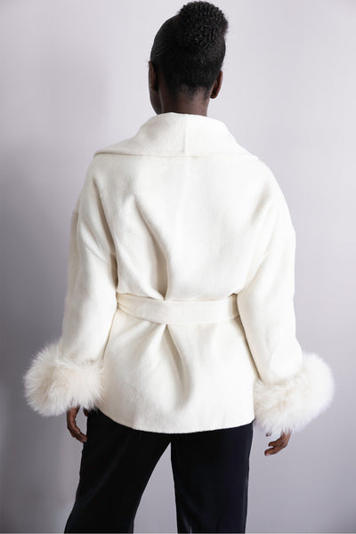 Veste ivoire ceinturée – Modèle Iris, coupe élégante et détails en fourrure