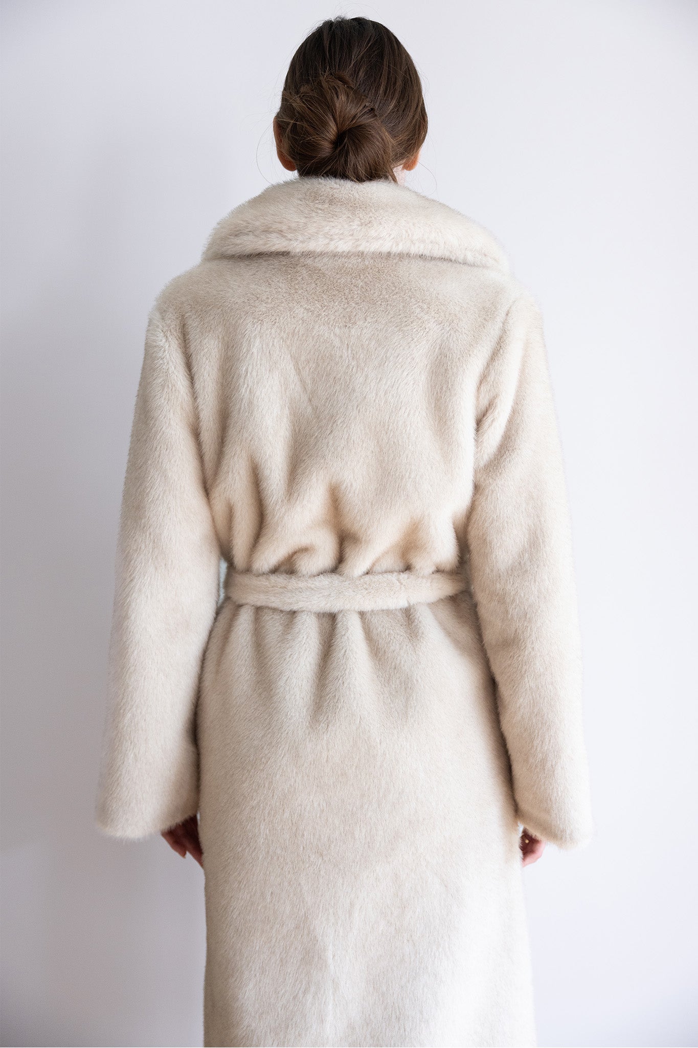 Cappotto Victoria in pelliccia avorio – Silhouette con cintura, colletto iconico & eleganza raffinata


