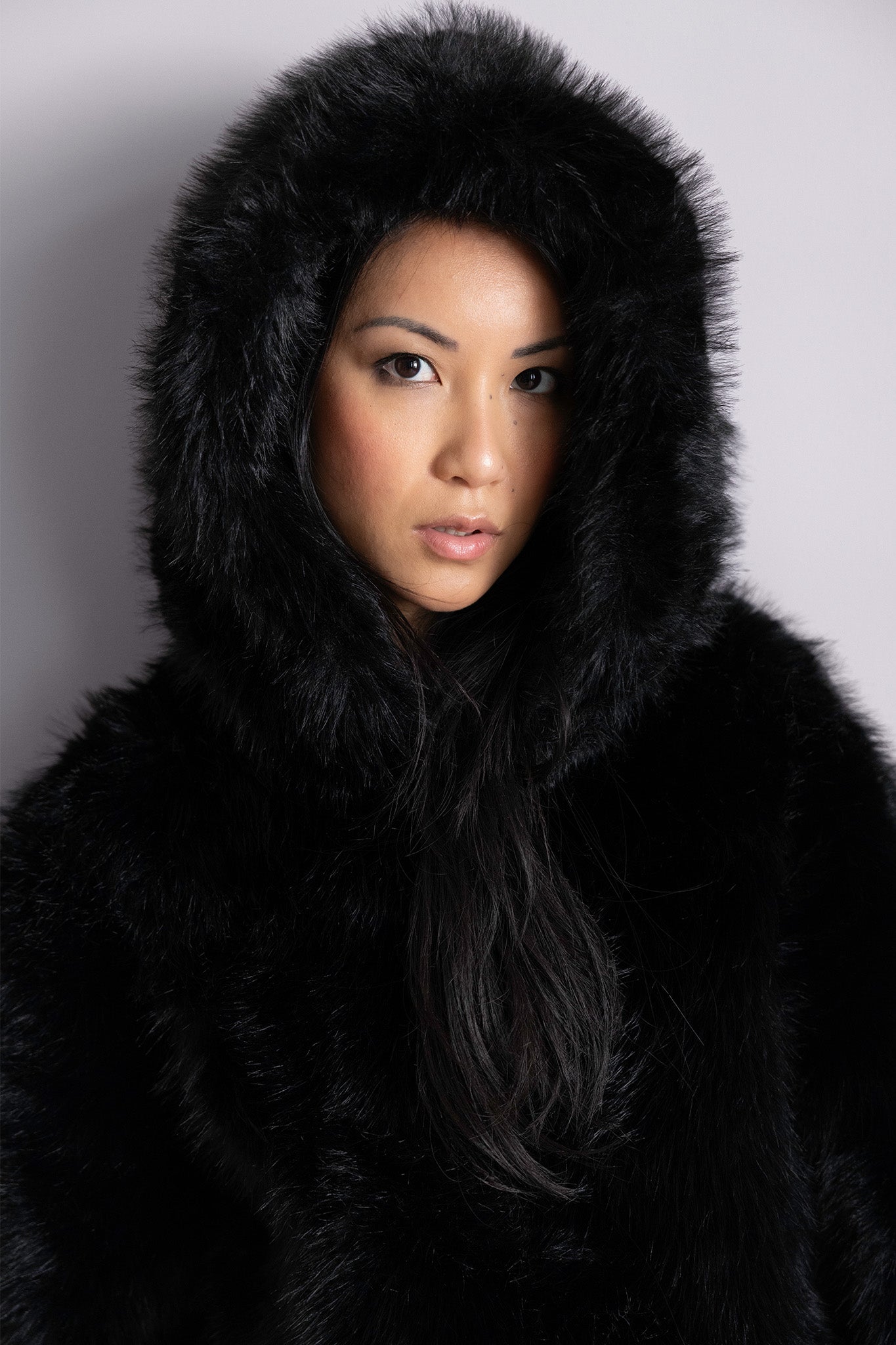 Veste Elia en fourrure noire – Volume oversize, capuche enveloppante & allure statement