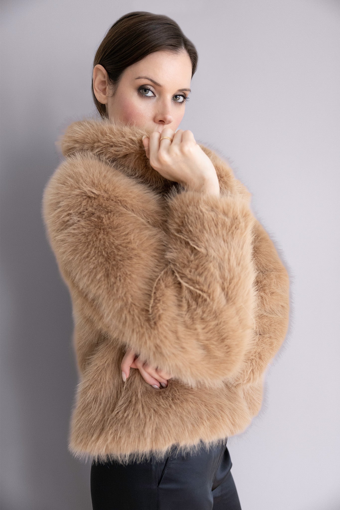 Veste Ava camel en fourrure – Volume doux, col protecteur & allure sophistiquée