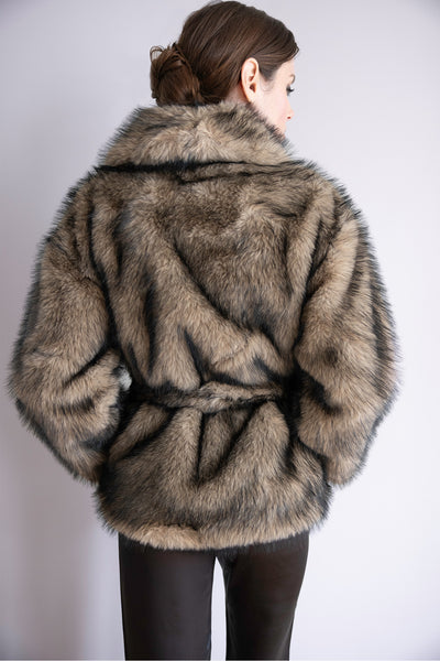 Veste Elena en fourrure beige taupe et noir – Silhouette ceinturée, col généreux & allure raffinée