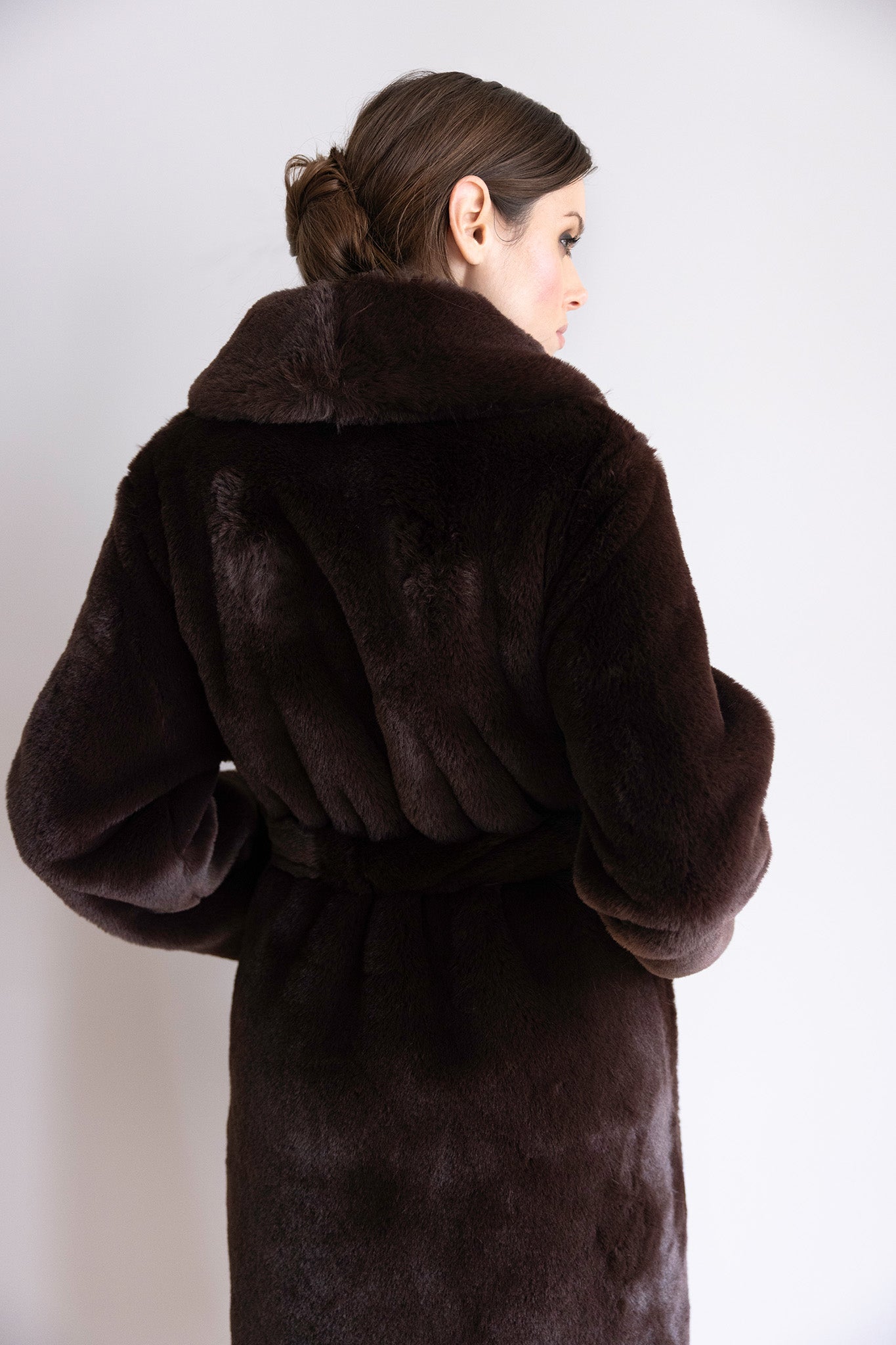 Manteau Kira en fourrure brun intense – Silhouette ceinturée, capuche généreuse & allure sophistiquée