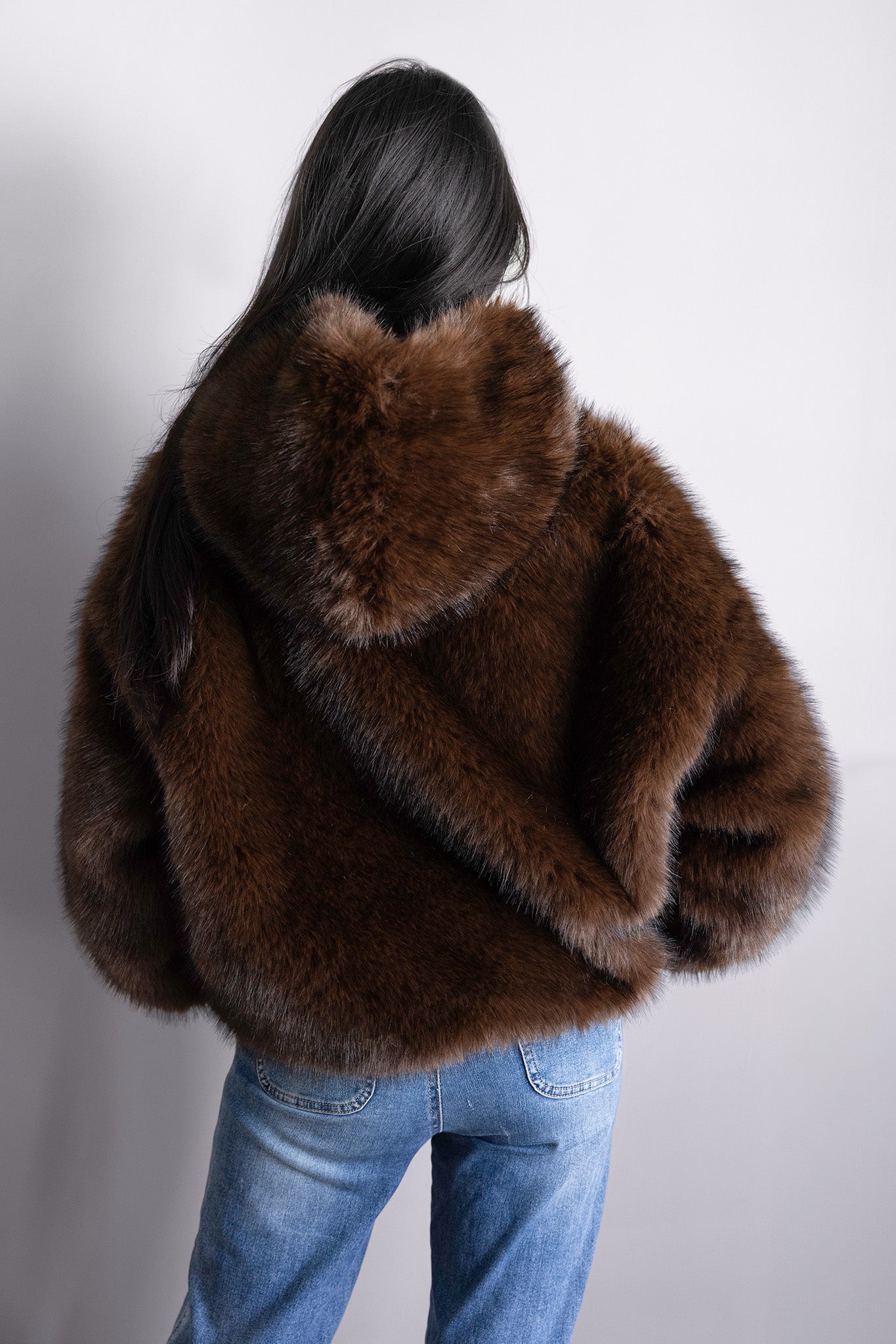 Veste Alba en fourrure brun – Volume oversize, capuche enveloppante & allure hivernale sophistiquée