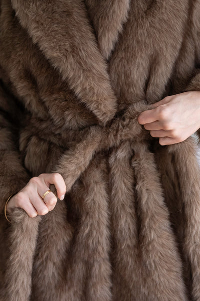 Manteau Alina en Fourrure Marron – Long Manteau Ceinturé, Élégance Hiver