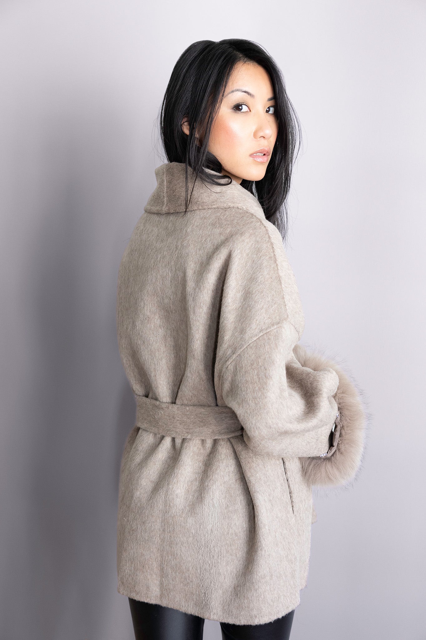 Veste Ellora taupe – Silhouette fluide, ceinture élégante & poignets en fourrure