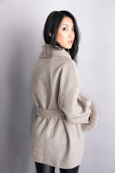 Veste Ellora taupe – Silhouette fluide, ceinture élégante & poignets en fourrure