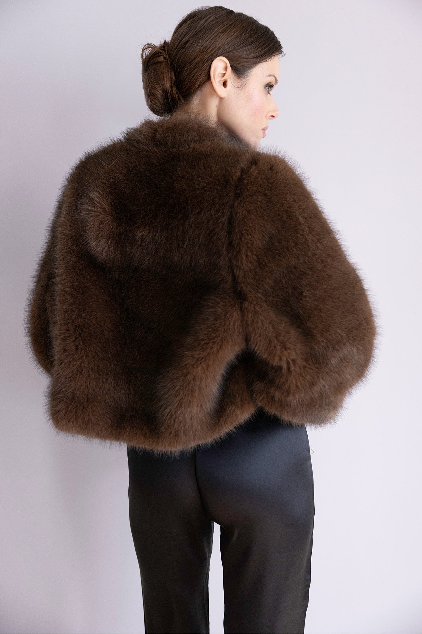 Veste Chloé en fourrure marron – Silhouette souple, manches larges & allure raffinée
