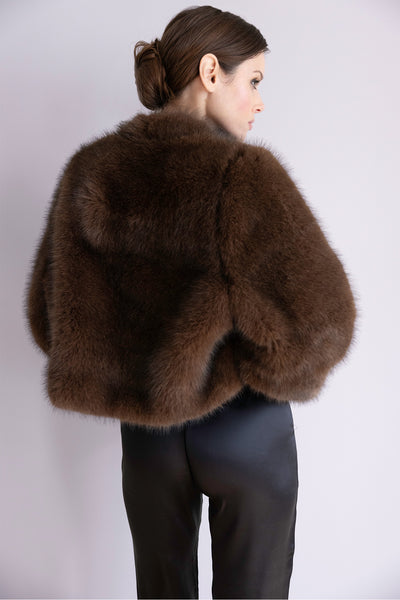 Veste Chloé en fourrure marron – Silhouette souple, manches larges & allure raffinée