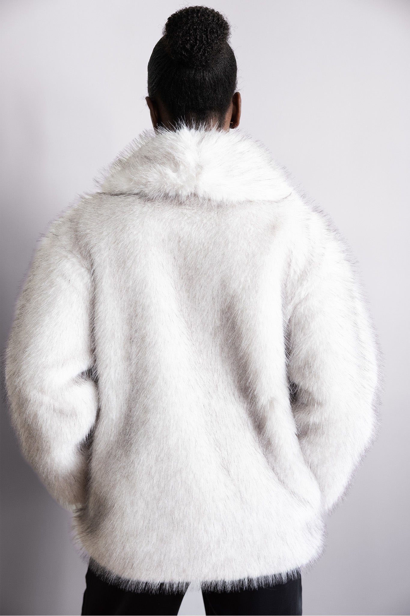Veste Eleonor en fourrure ivoire – Volume enveloppant, douceur absolue & allure lumineuse