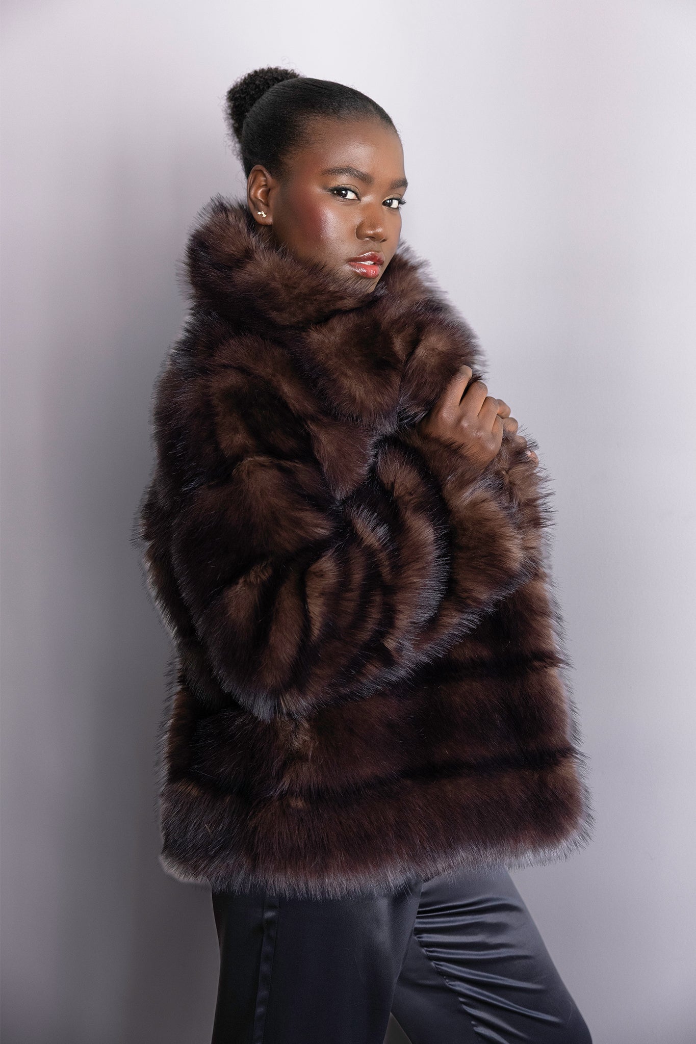 Manteau en fourrure brun court – Modèle Ornella, silhouette moderne et raffinée