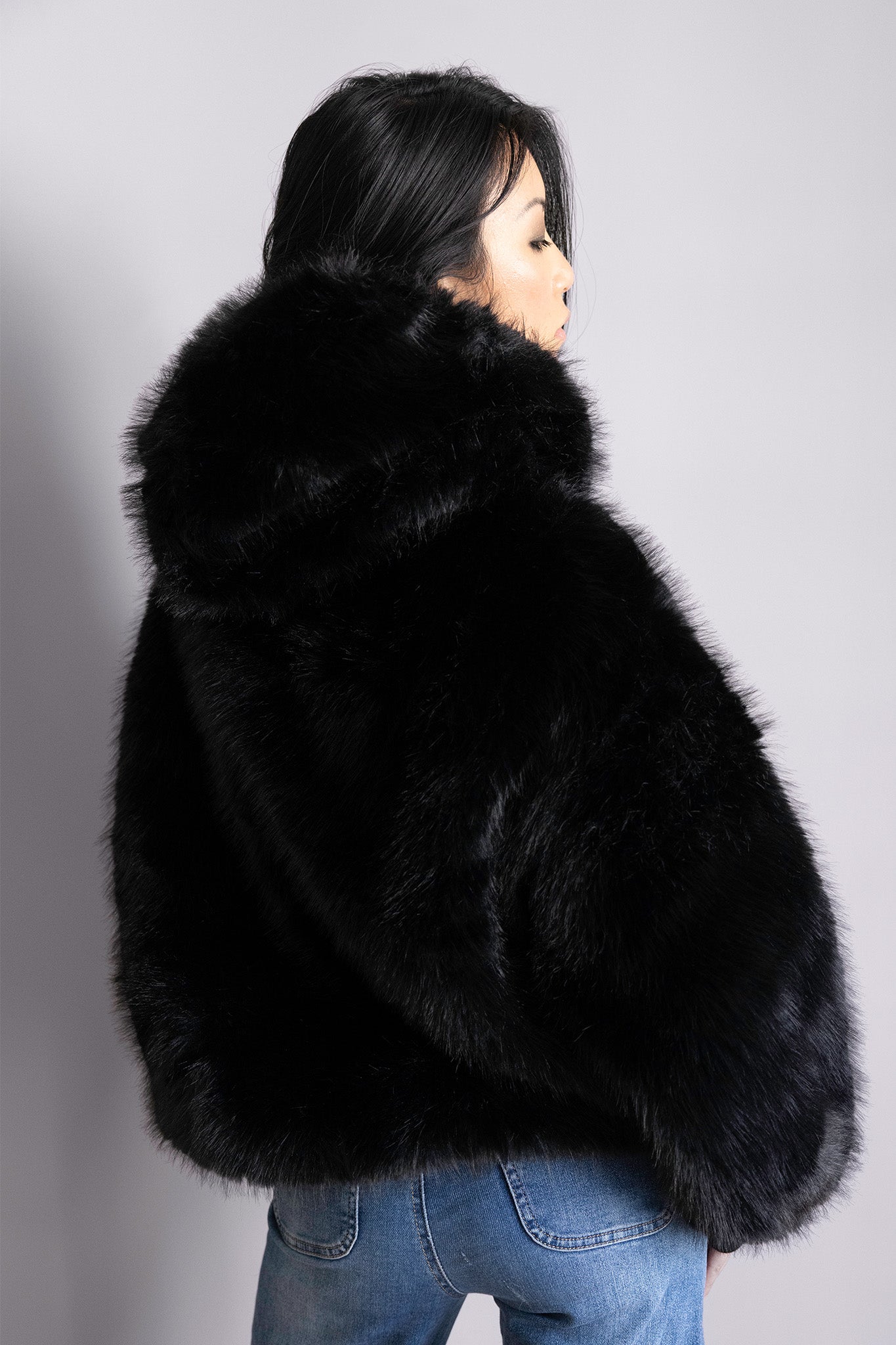 Veste Elia en fourrure noire – Volume oversize, capuche enveloppante & allure statement