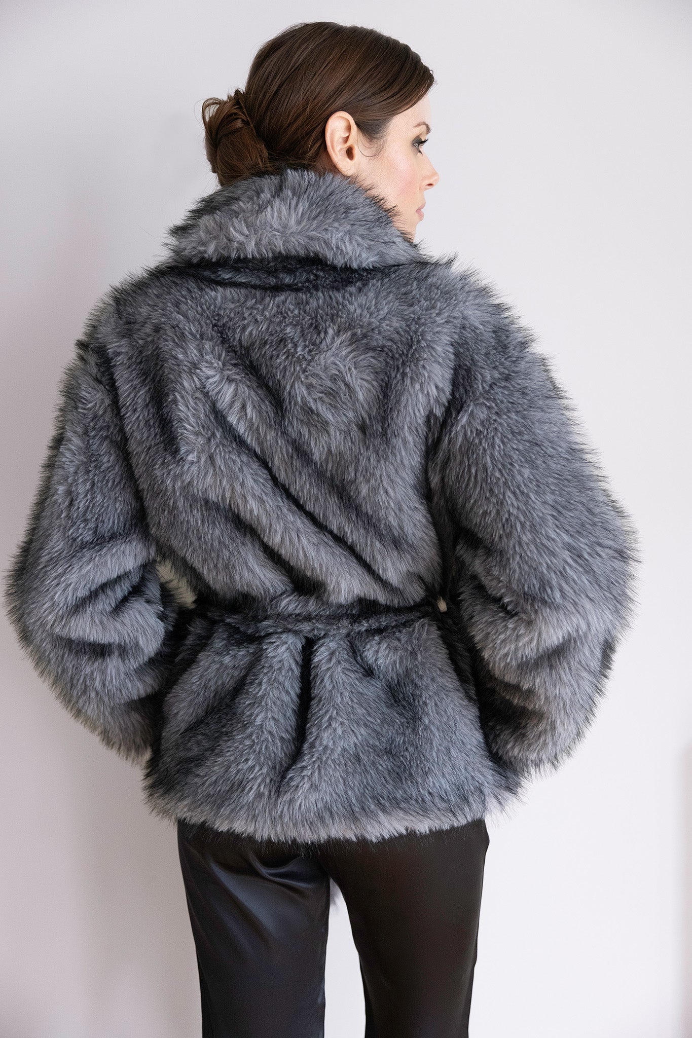 Veste Léa en fourrure grise – Silhouette ceinturée, élégance contemporaine