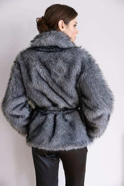 Veste Léa en fourrure grise – Silhouette ceinturée, élégance contemporaine