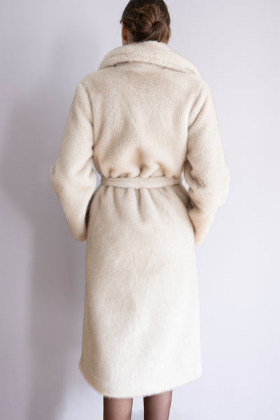 Cappotto Victoria in pelliccia avorio – Silhouette con cintura, colletto iconico & eleganza raffinata


