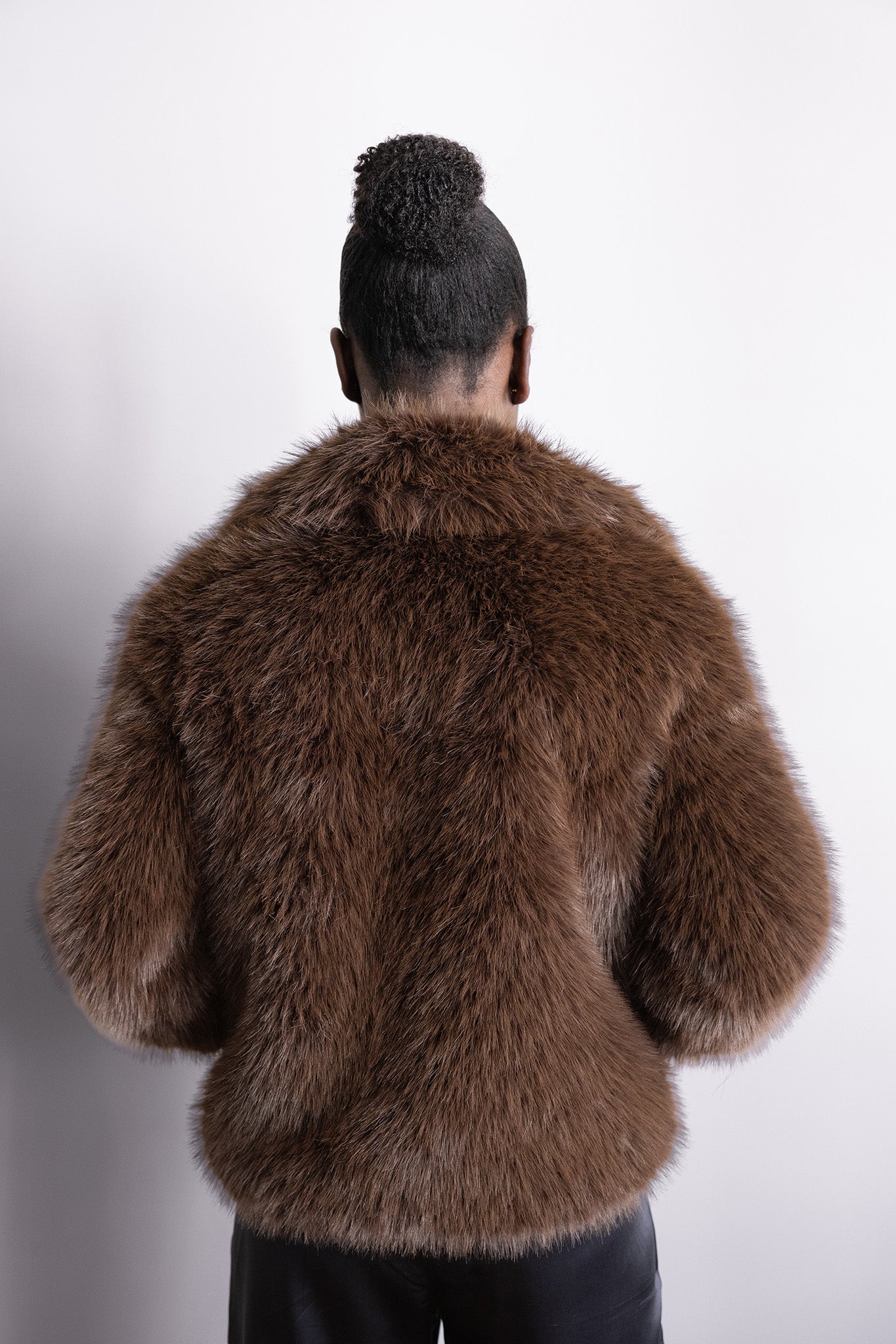 Veste en fourrure brun oversize – Modèle Loria, col structuré et allure intemporelle