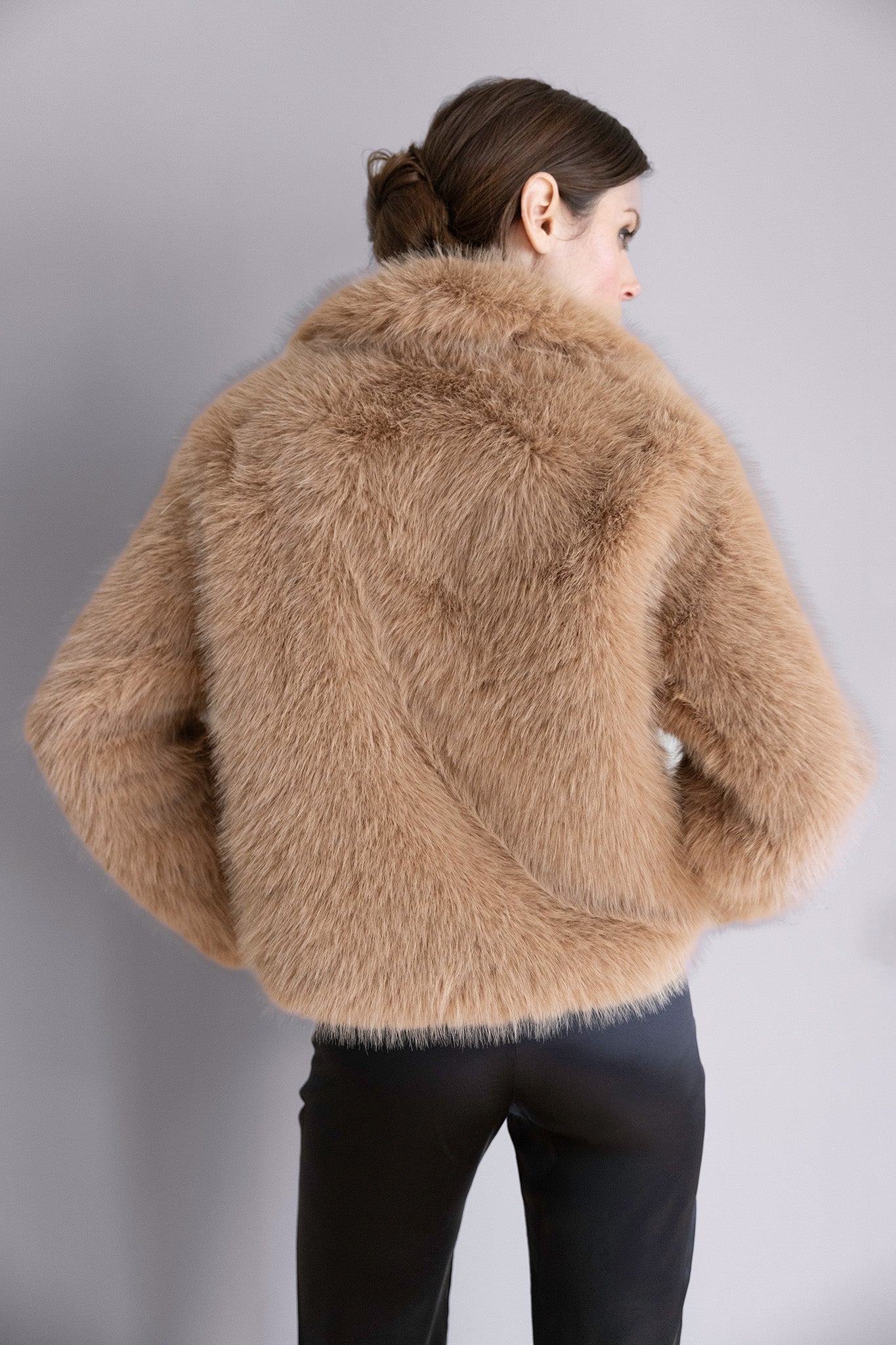 Veste Ava camel en fourrure – Volume doux, col protecteur & allure sophistiquée