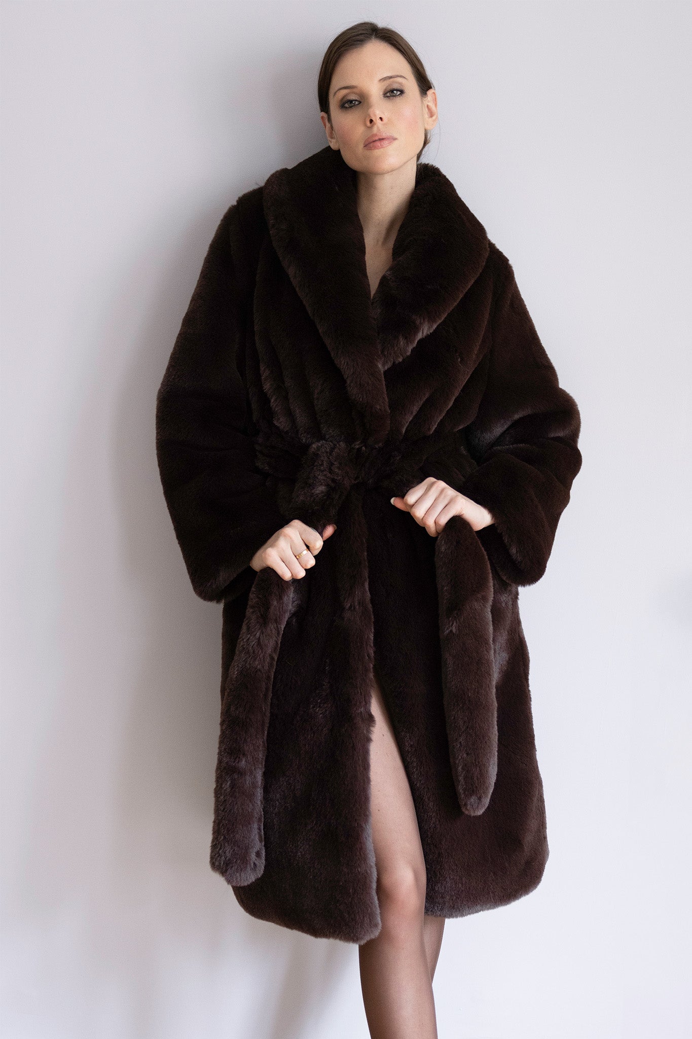 Manteau Kira en fourrure brun intense – Silhouette ceinturée, capuche généreuse & allure sophistiquée