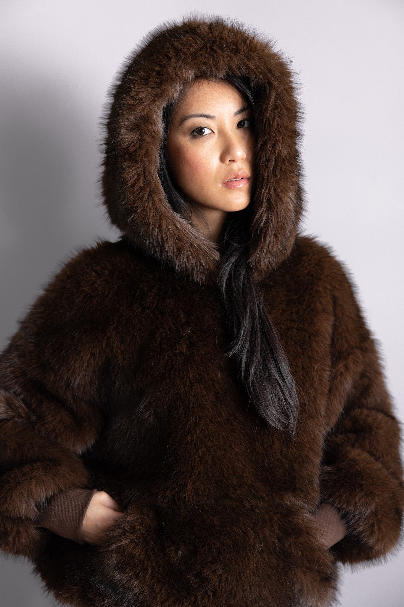 Veste Alba en fourrure brun – Volume oversize, capuche enveloppante & allure hivernale sophistiquée