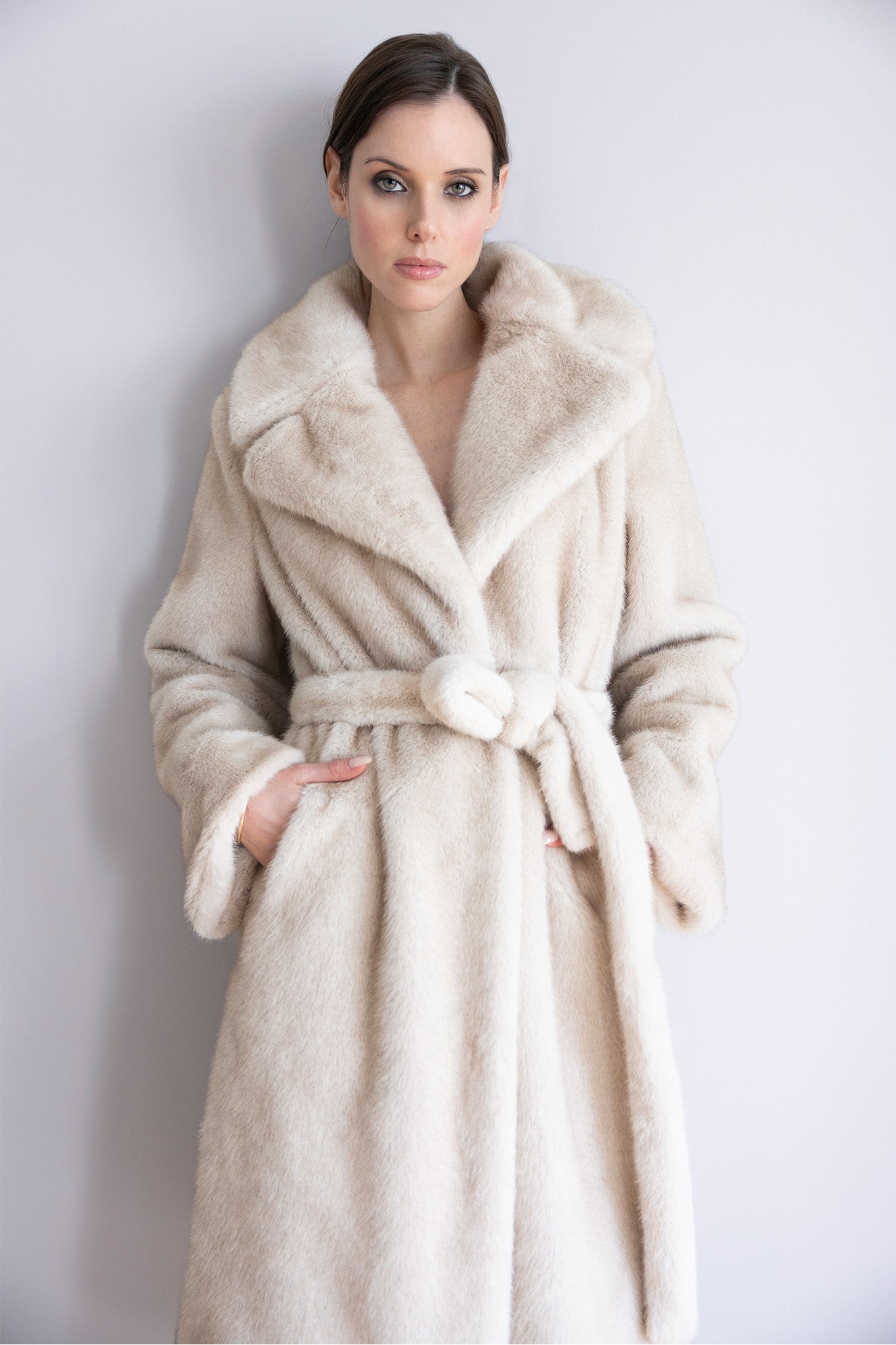 Cappotto Victoria in pelliccia avorio – Silhouette con cintura, colletto iconico & eleganza raffinata



