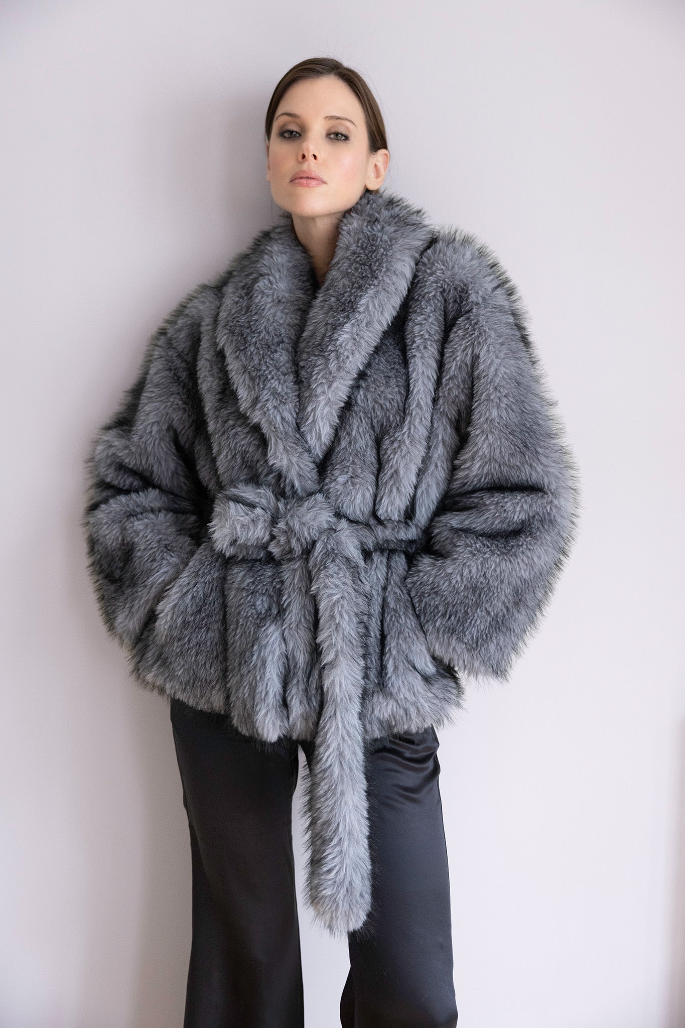 Veste Léa en fourrure grise – Silhouette ceinturée, élégance contemporaine