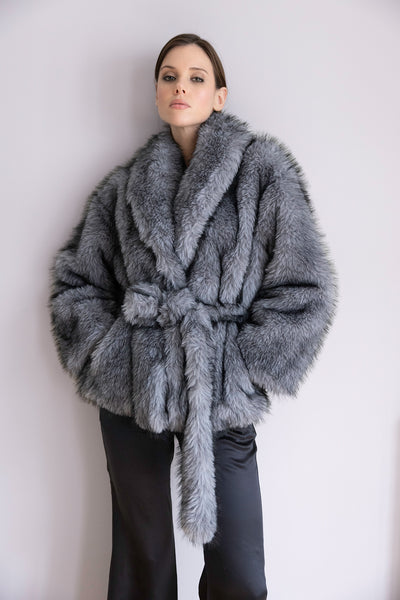 Veste Léa en fourrure grise – Silhouette ceinturée, élégance contemporaine