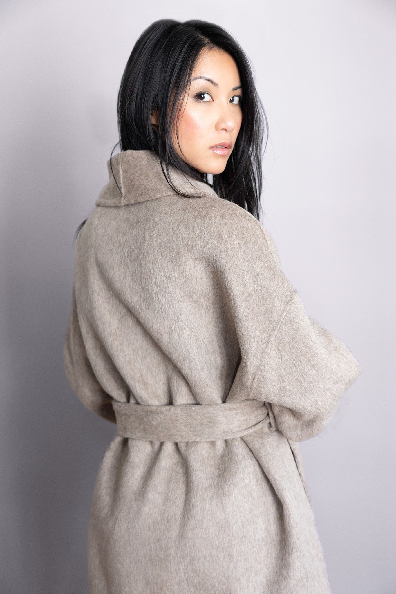 Veste Ellora taupe – Silhouette fluide, ceinture élégante & poignets en fourrure