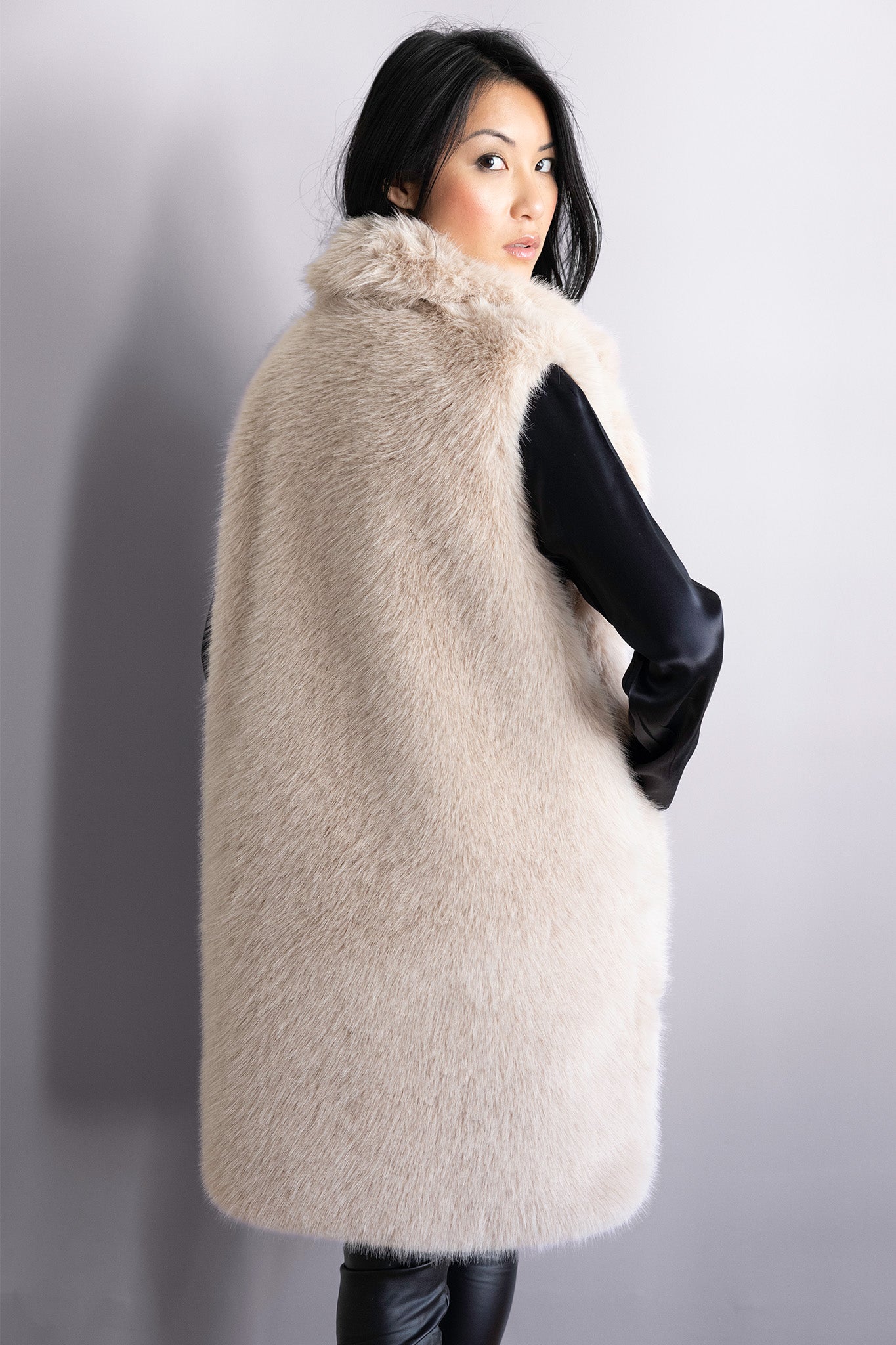 Veste longue sans manches en fourrure beige – Modèle Alice, silhouette élégante et minimaliste