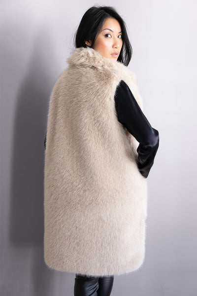 Veste longue sans manches en fourrure beige – Modèle Alice, silhouette élégante et minimaliste