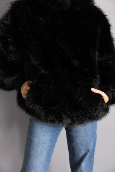 Veste Elia en fourrure noire – Volume oversize, capuche enveloppante & allure statement