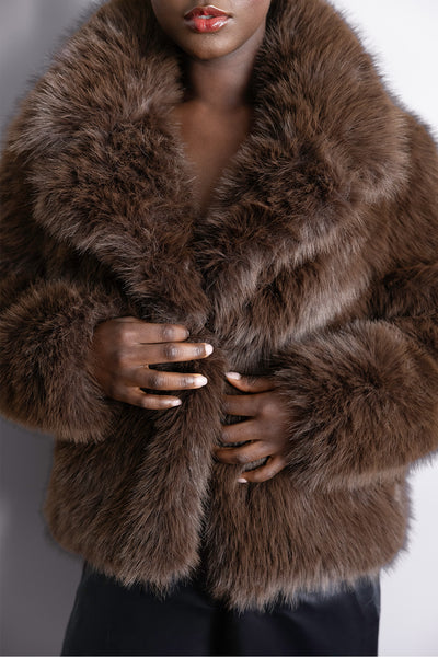 Veste en fourrure brun oversize – Modèle Loria, col structuré et allure intemporelle