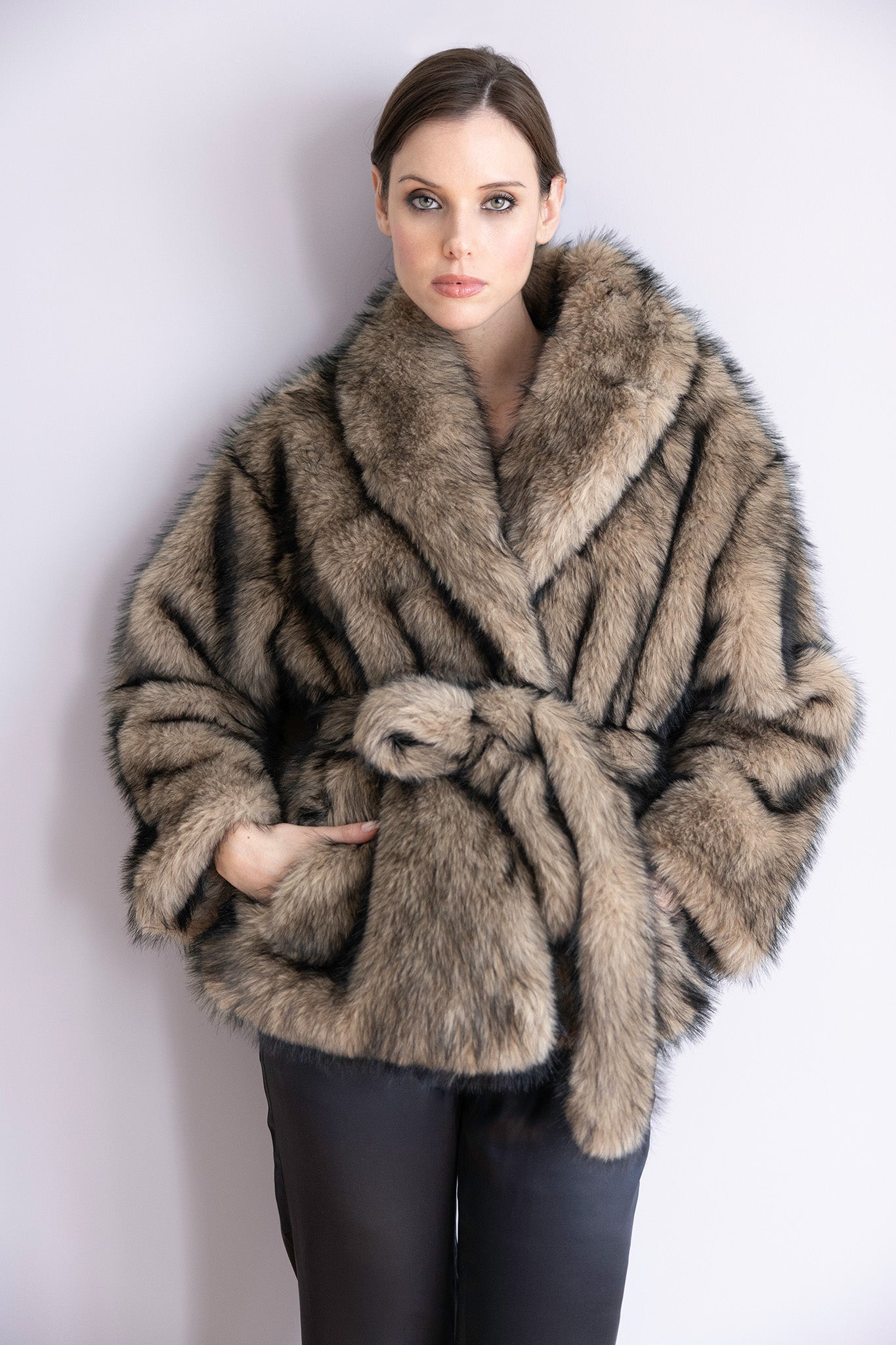 Veste Elena en fourrure beige taupe et noir – Silhouette ceinturée, col généreux & allure raffinée