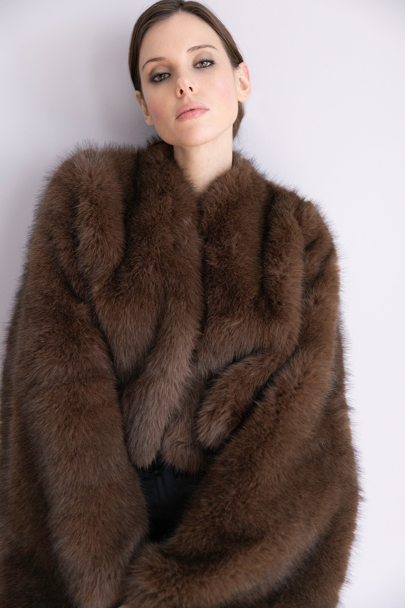 Veste Chloé en fourrure marron – Silhouette souple, manches larges & allure raffinée