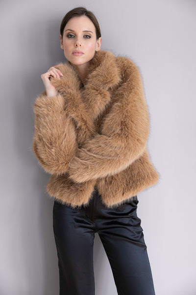 Veste Ava camel en fourrure – Volume doux, col protecteur & allure sophistiquée