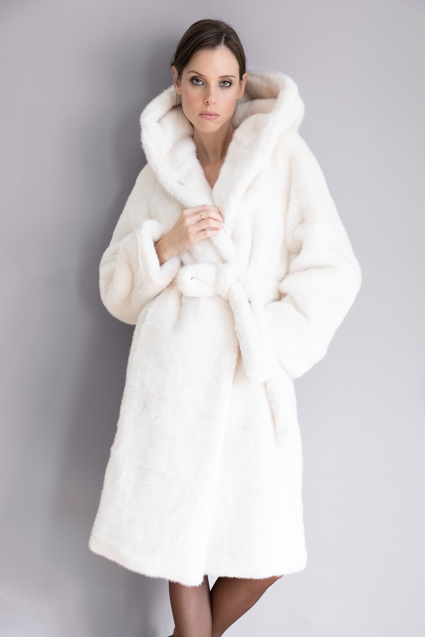 Manteau Adriana en fourrure ivoire – Longueur élégante, taille ceinturée & capuche enveloppante